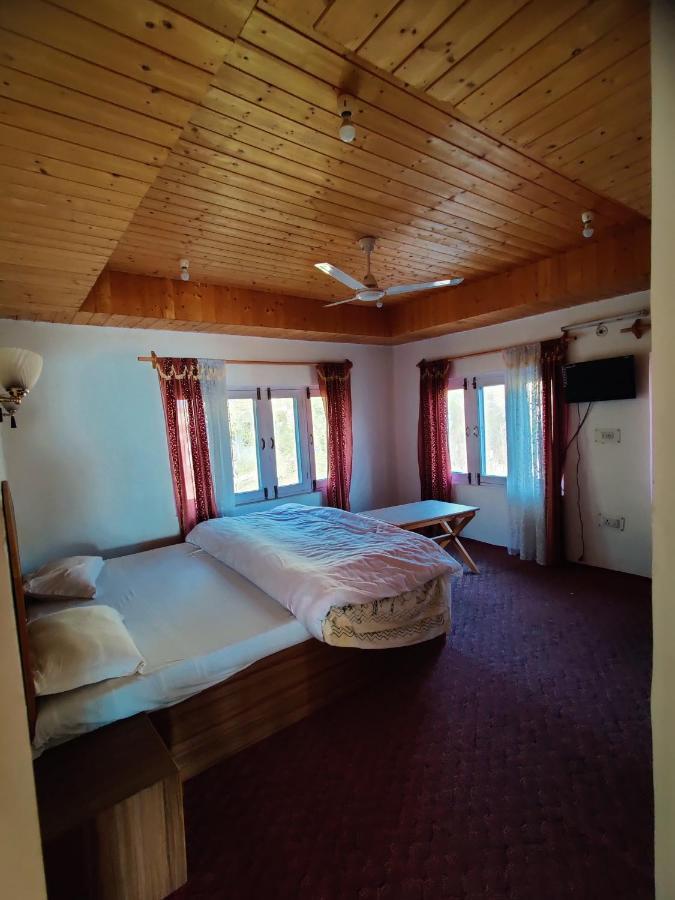 Calm Holiday Inn Srīnagar Exteriör bild