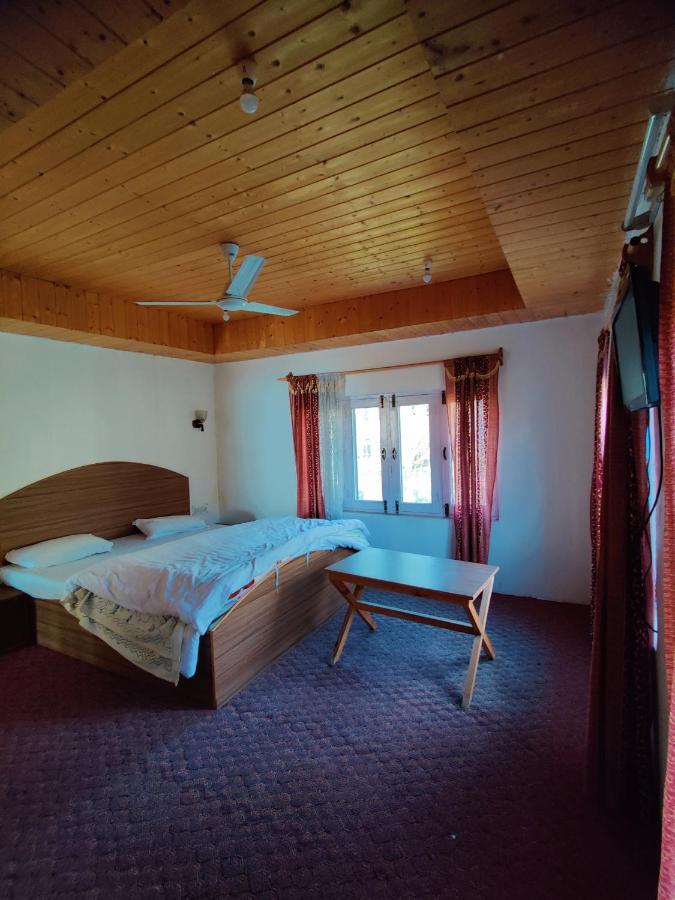 Calm Holiday Inn Srīnagar Exteriör bild